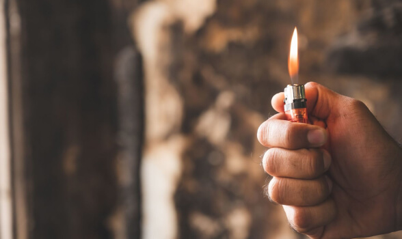 Để xóa dấu vết Yamaji phóng hỏa căn hộ của nạn nhân.